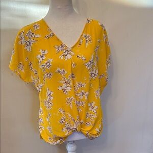 West Kei Floral Yellow Women's short sleeve blouse Size M EUC